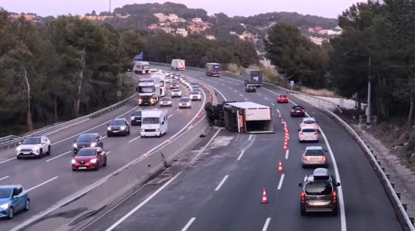 Spania. Șofer român, căutat după ce a fugit din spital: Polițiștii au dat alerta după verificarea încărcăturii TIR-ului cu care s-a răsturnat