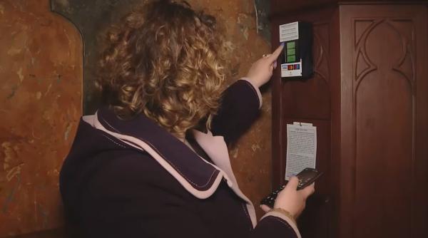 Preoții țin pasul cu tehnologia, au înființat cutia milei cu POS. Într-o biserică din România, credincioșii pot lăsa 5, 10 sau 50 de lei direct de pe card