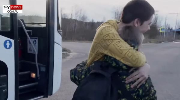 Copiii din Ucraina s-au întors acasă din Rusia în pragul sărbătorilor Pascale: „Revederea a fost sfâșietoare”