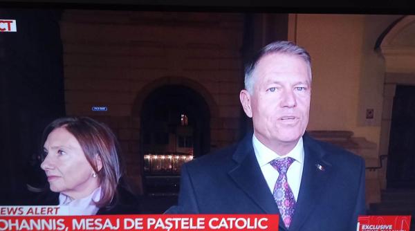 Klaus Iohannis, alături de soția Carmen, la slujba de Înviere de la Sibiu. Mesaj pentru credincioși 