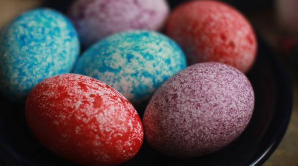 Gata să vopsești ouăle de Paște? Încearcă această metodă amuzantă și nouă cu orez 