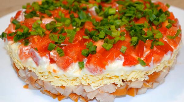 Salată în straturi cu șuncă, roșii și brânză. Un preparat senzațional pentru masa de Paște