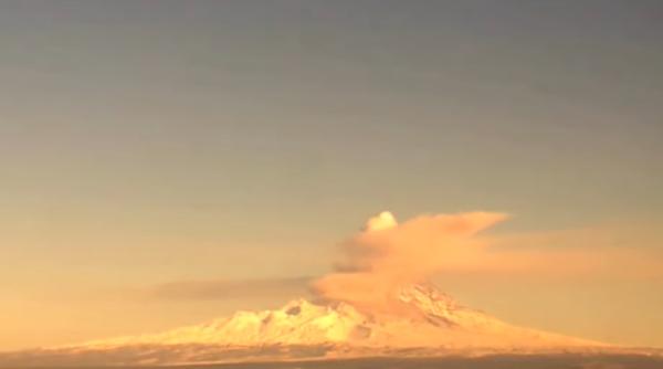 Vulcanul Şiveluci a erupt. Cod roșu pentru aviație - VIDEO