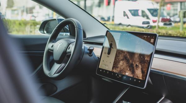 Hoți prinși de poliție în Italia, după ce un român i-a filmat cu camerele mașinii sale Tesla când fugeau cu banii 