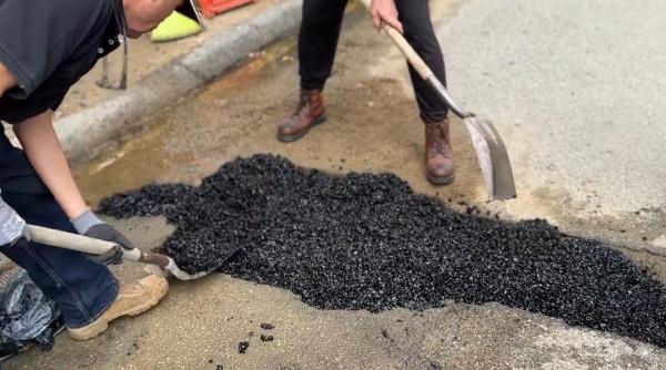 Un celebru actor și-a astupat singur groapa de pe stradă după ce s-a săturat să aștepte să fie reparată