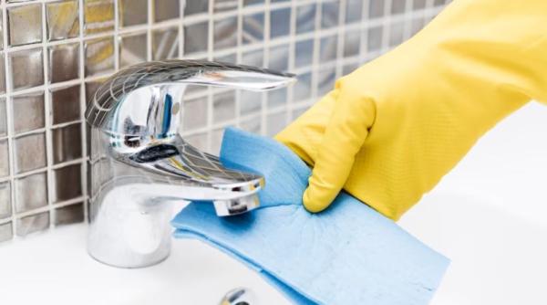 Cea mai eficientă metodă care elimină calcarul de pe chiuvetă. Lămâia și bicarbonatul au un concurent