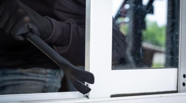 Casa parohială, spartă în noaptea de Înviere, în timp ce preotul oficia slujba