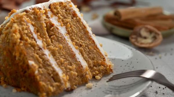 Cel mai bun desert pentru cei care vor să slăbească: tort cu morcovi fără zahăr și făină