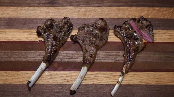 Cotlete de miel gătite într-o marinată super aromată cu usturoi și rozmarin. Vei gusta cea mai fragedă carne din lume