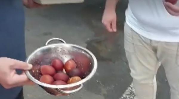 Românii din Diaspora au împărțit ouă roșii și pască șoferilor de camioane, care își petrec Paștele departe de casă