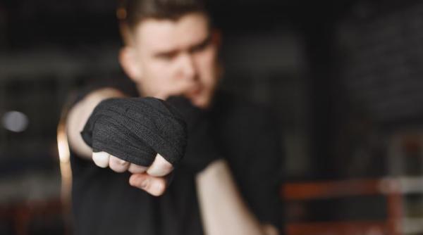 Tânăr român, bătut din greșeală într-un parc. Agresorii l-au confundat cu o altă persoană