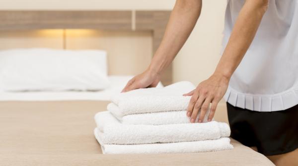 „Lucrau 11 ore pe zi, dar aveau contract de 4”. Muncitori români sezonieri la un hotel din Italia, descoperiți în ilegalitate de autorități. Patronul riscă o amendă uriașă