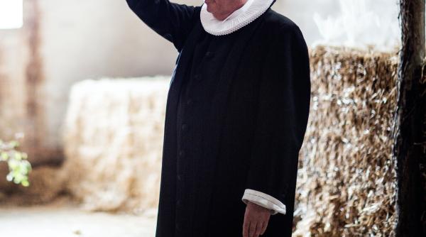 Un „preot“ român din Italia, care a ocupat ilegal o locuință dându-se drept carabinier, arestat la bordul unui autocar cu destinația Franța