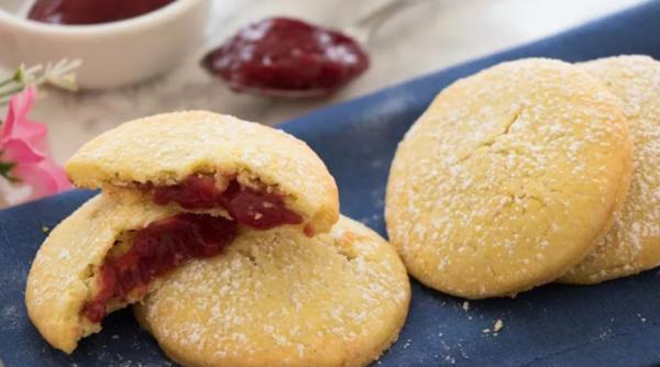 Biscuiți cu gem, rețeta ușoară. Vor dispărea de pe masă în câteva secunde