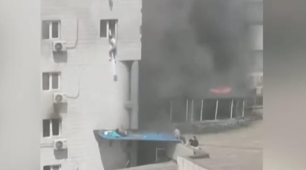 Incendiu cu multe victime la un spital din Beijing. Pacienții s-au agățat de unitățile de aer condiționat și au legat cearceafuri între ele pentru a scăpa