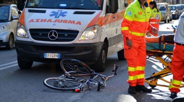 Italia. Un român care se deplasa pe bicicletă a fost lovit grav de mașină. Șoferul a fugit de la locul accidentului