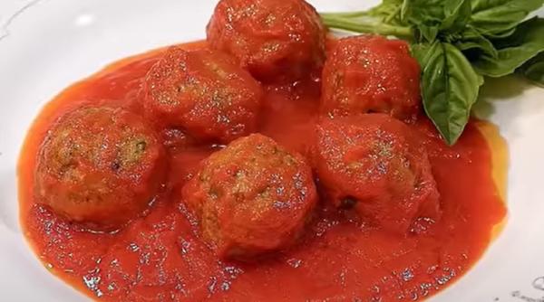 Chiftele din dovlecei cu cel mai delicios sos. Un prânz complex, gata în câteva minute! Rețeta care te salvează mereu