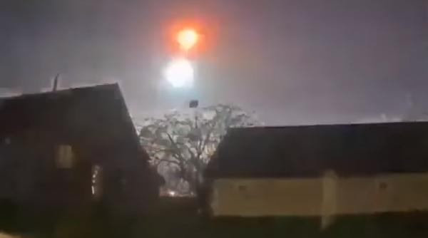 Confuzie la Kiev, după apariția unor lumini ciudate pe cer: ucrainenii spun că sunt resturile unui satelit NASA, agenția neagă - VIDEO