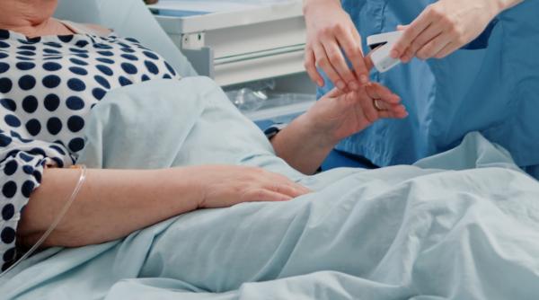 O pacientă româncă a creat haos într-un spital din Belgia: „A agresat asistentele și a scris pe pereți cu sânge menstrual”