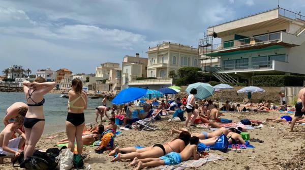 Se apropie sezonul cald în Italia: Tinerii s-au înghesuit astăzi pe plaja din Ostia, unii chiar au chiulit de la școală