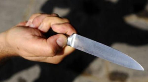 Un elev de 15 ani din Bacău a amenințat cu cuțitul un profesor, în sala de sport; minorul a fost reţinut de poliţişti