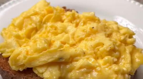 Omletă în stil englezesc. Așa se gătesc ouăle pentru un mic dejun perfect! Rețeta simplă și rapidă