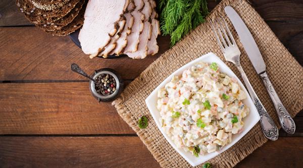 Rețeta de salată orientală. Salată românească cu cartofi și ouă fierte care cucerește Spania: „Potrivită în orice formulă“