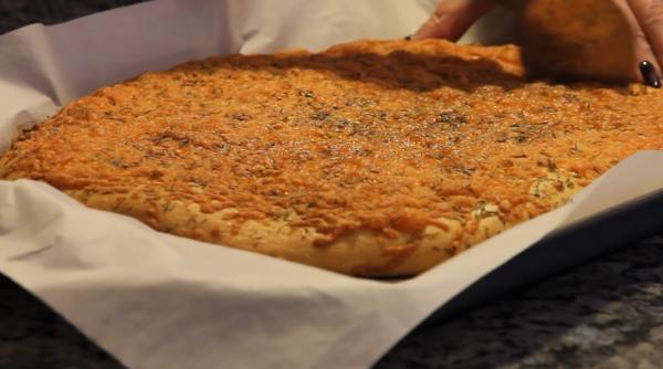 Așa pâine de casă n-a mai mâncat nimeni: cu usturoi, cimbru și brânză. Vei surprinde toată familia cu această rețetă