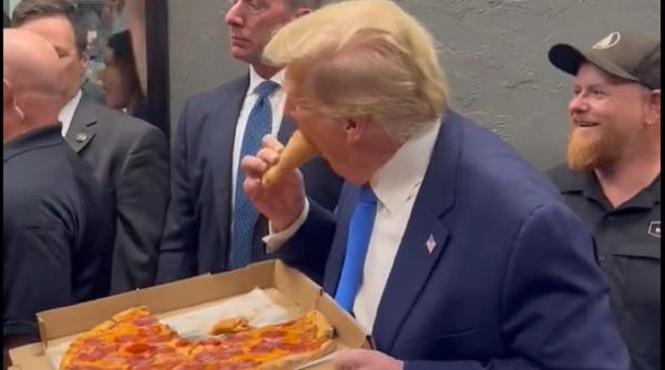 „Vrea cineva o bucată?” Donald Trump și-a întrebat fanii dacă vor o felie de pizza mâncată pe jumătate de el. Toată lumea: „Nuu!” - VIDEO