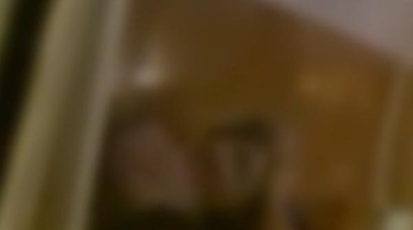 Achetă după ce un şef de post de poliţie a fost prins „în acţiune” cu o subalternă: Femeia „lucra peste program” cu şeful ei, până ce au năvălit mascaţii