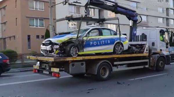 Caraș-Severin. Un bărbat a distrus total o mașină de poliție cu un ciocan: “Nu suport poliția” | VIDEO