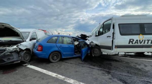 Microbuz plin cu români, accident cu două mașini. ISU: "9 victime, dintre care o persoană încarcerată"