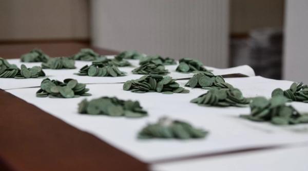 Un bărbat găsit o comoară îngropată într-o localitate din Dolj. Ce conține cea mai mare descoperire din ultimii 60 de ani