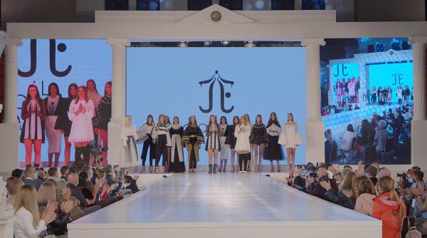 Două românce au reușit să facă celebre costumele populare până peste ocean. Afacerea are un succes răsunător