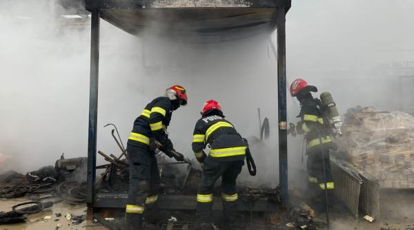 O casă cu nouă copii și patru adulți a ars noaptea trecută la Satu-Mare