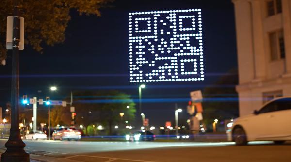 Un cod QR misterios format din drone a apărut pe cerul Londrei