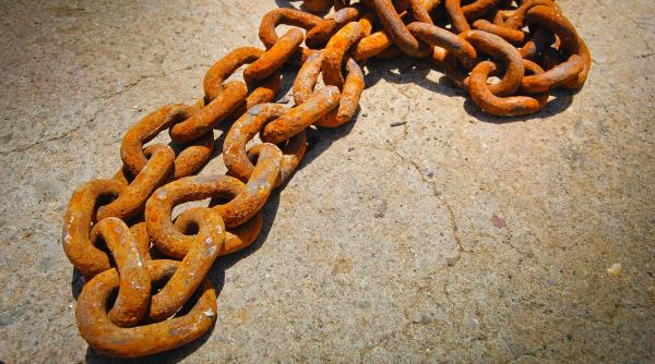 Caz șocant în Maramureș: Tânără de 25 de ani, ținută în lanțuri de propriul tată. A intervenit poliția