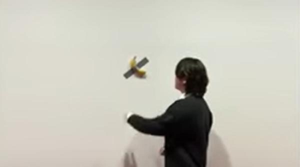 Celebra banană lipită pe perete la muzeul din Seul a fost mâncată: „Îmi era foame” - VIDEO