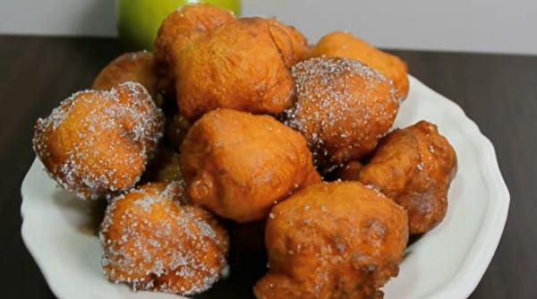 Fritjeli cu mere. O rețetă mai simplă decât crezi. Încearcă aceste gogoși delicioase pentru toată familia