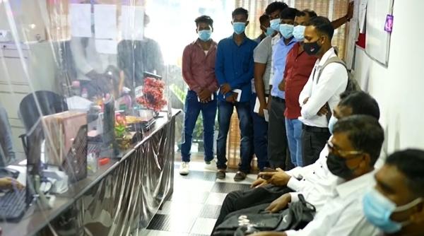 Tot mai mulţi muncitori asiatici aleg România. Director: „Străinii sunt plătiţi mai bine decât românii pentru că muncesc mai mult”