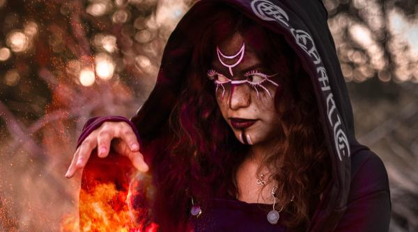 O femeie a renunțat la locul de muncă pentru a deveni vrăjitoare cu normă întreagă și acum câștigă mii de euro în fiecare lună