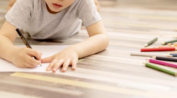 Peste 21.000 de copii români provin din familii în care unul sau ambii părinţi sunt plecaţi în străinătate