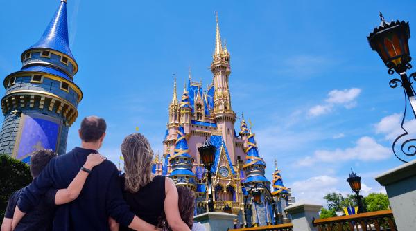 O familie a fost amendată pentru că a mers cu copiii în excursie la Disney World în timpul școlii