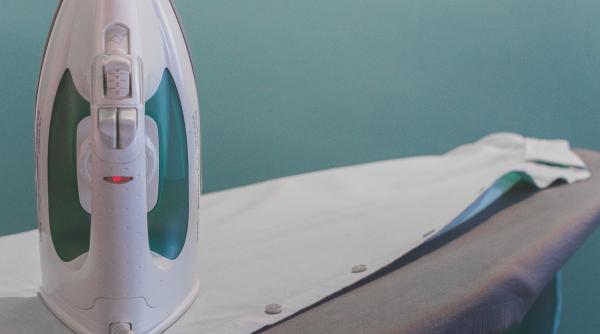 Trucul extraordinar pentru curățarea petelor de pe fierul de călcat. Scapă de ele cât ai clipi!