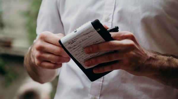 Un ospătar i-a lăsat unei cliente în chitanță și o insultă, pe lângă nota de plată. Femeia îi răspunde: „Este deplorabil”