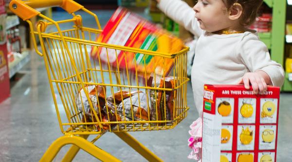 Avertisment pentru părinți: Alimentele ambalate comercializate pentru copii sunt semnificativ mai bogate în zahăr