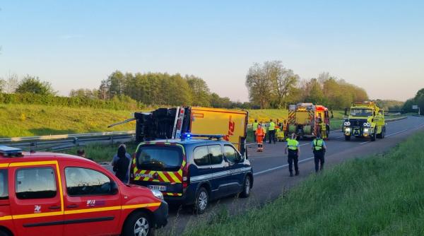 Franța. Șofer român de camion, salvat de alți șoferi după ce s-a răsturnat cu TIR-ul peste parapete