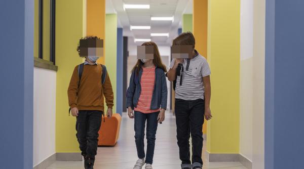 Salvaţi Copiii România, cifre alarmante: Aproape un milion de copii au avut experienţa plecării unui părinte în străinătate