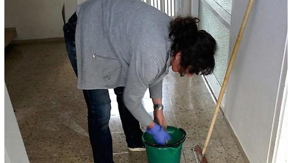 Femeie de serviciu, plătită cu 6800 lei într-o lună pentru curățenie în apartamente. Patronul: "E foarte neglijentă, lucrează la cantitate, nu la calitate!" 