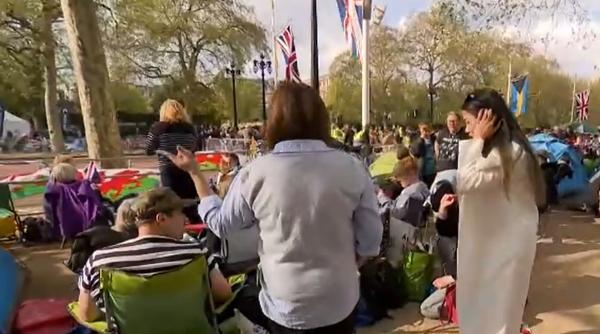 Românii participă la încoronarea regelui Charles al III-lea: „Stau aici de miercuri dimineață. Sunt o monarhistă înrăită”